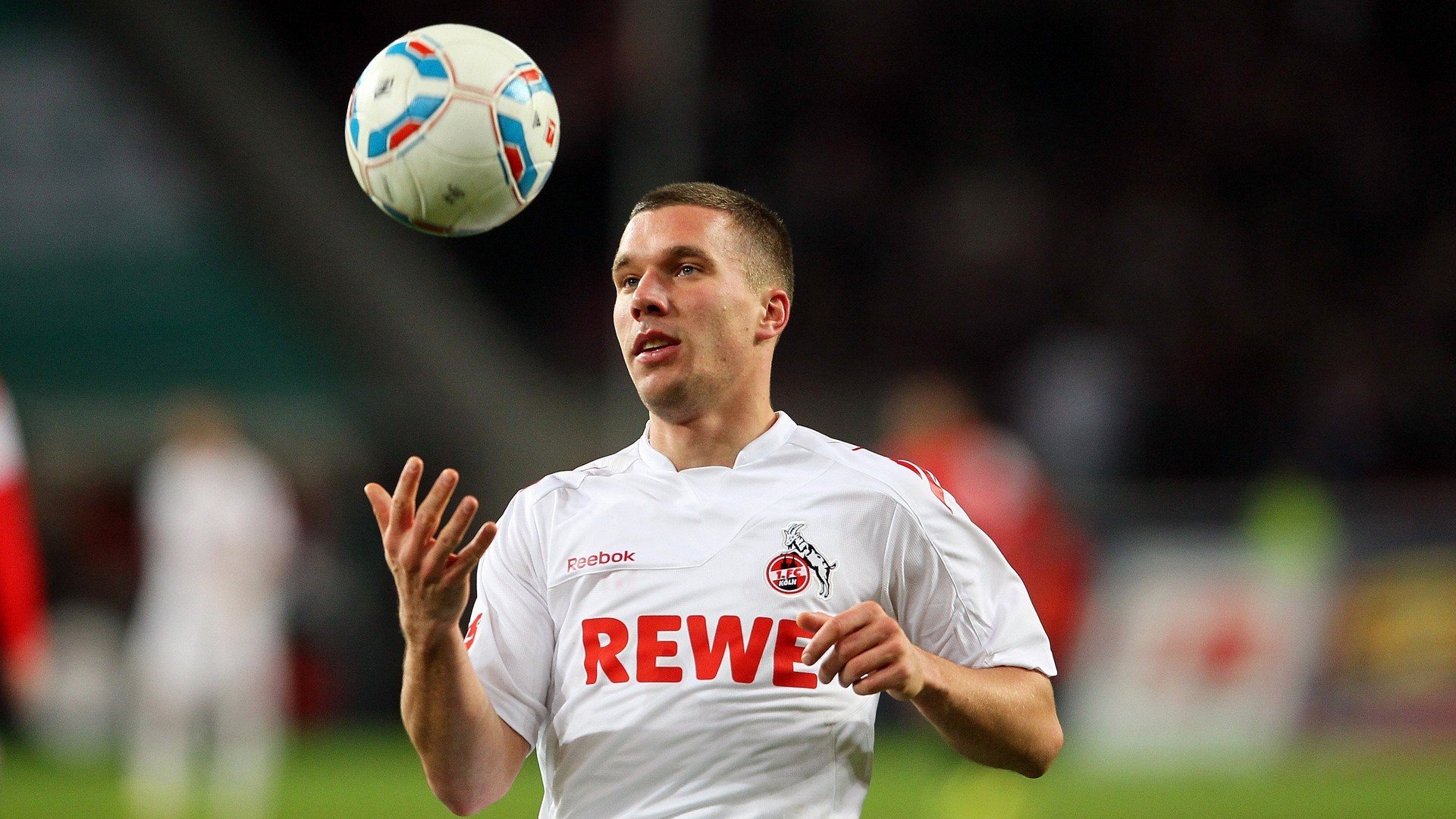 C罗在利物浦比赛中重返赛场，夺冠引发热议！赢得满堂喝彩