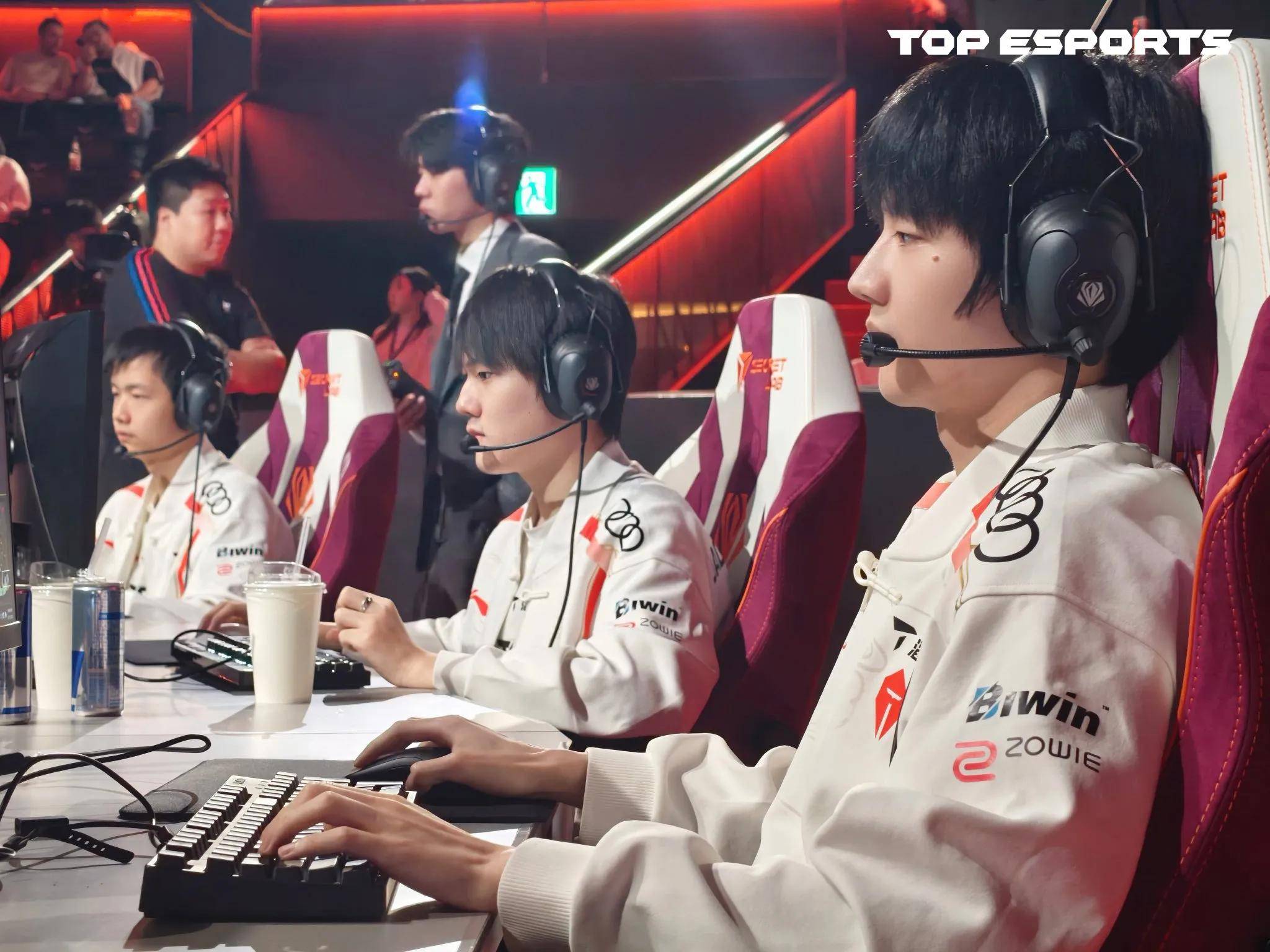 包含Ming重返赛场，刷新纪录首场状态出色，SKT观众沸腾！赛场气氛高涨的词条